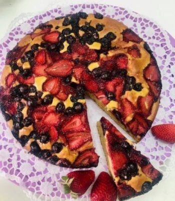 bolo com morangos e mirtilo bio Joghurtkuchen mit Erdbeeren und Heidelbeeren bio