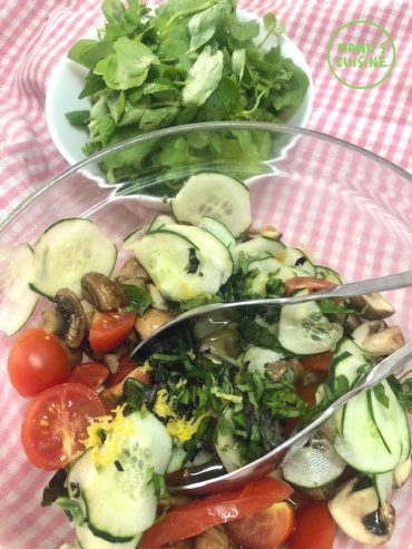 salada de agrião bio Brunnenkressesalat mit Tomaten, Champignons, Gurke und Basilikum bio