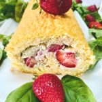 torta com morango e manjericão bio Biskuitrolle mit Erdbeer-Basilikum bio
