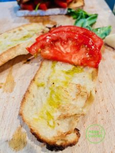 crostini com tomate e manjericão bio crostini mit basilikum und tomate bio