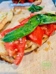 crostini com tomate e manjericão bio crostini mit basilikum und tomate bio