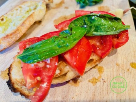 crostini com tomate e manjericão bio crostini mit basilikum und tomate bio