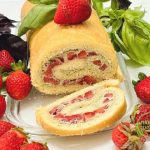 torta com morango e manjericão bio Biskuitrolle mit Erdbeer-Basilikum bio
