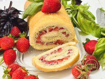 torta com morango e manjericão bio Biskuitrolle mit Erdbeer-Basilikum bio