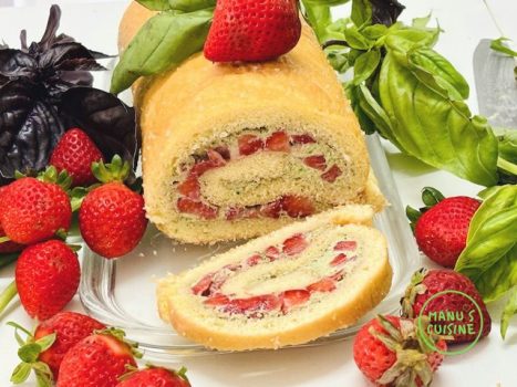 torta com morango e manjericão bio Biskuitrolle mit Erdbeer-Basilikum bio