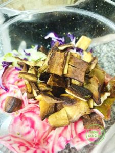 salada colorida com eryngio bio Bunter Salat mit Kraruterseitlinge bio