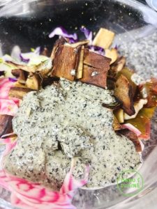 salada colorida com eryngio bio Bunter Salat mit Kraruterseitlinge bio