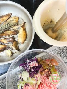 salada colorida com eryngio bio Bunter Salat mit Kraruterseitlinge bio